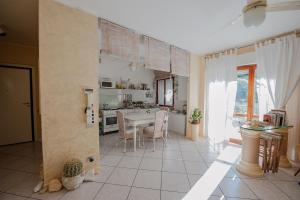 uma cozinha e sala de jantar com mesa e cadeiras em B&B In Principio Vitae - L'infinito con tatto em Recanati