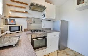 Una cocina con refrigerador de acero inoxidable y microondas. en Stunning Home In Essouvert With Wi-Fi, en Saint Denis Du Pin