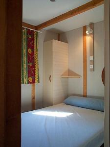 Camping Bungalows Mariola tesisinde bir odada yatak veya yataklar