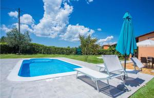 einen Pool mit einem Stuhl und einem Sonnenschirm in der Unterkunft Casa Luka Vareski in Marčana + 11 Fotos