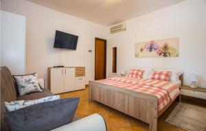 ein Schlafzimmer mit einem Bett, einer Couch und einem Fernseher in der Unterkunft Casa Luka Vareski in Marčana