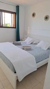 A bed or beds in a room at B-Rent El Royal Corralejo Még 23 kép