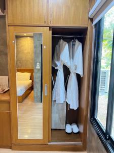 Postel nebo postele na pokoji v ubytování Coco Residence, Si Saket