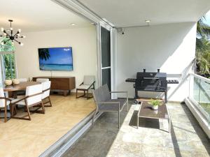 Una sala de estar con una mesa y un comedor. en High-End Waterfront Condo at Secrets Waters, en Puerto Aventuras 61 fotos más