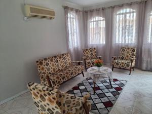 弗利康弗拉克4Beds- Beachfront Bungalow的有两把椅子和一张桌子的客厅