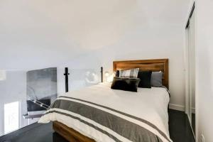 ein Schlafzimmer mit großem Bett und Fenster in der Unterkunft Condo moderne, escapade vacance, vue sur montagnes in Mont-Tremblant + 58 Fotos