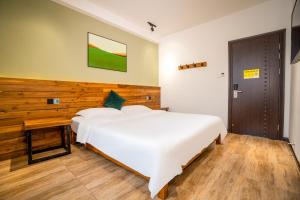 Letto o letti in una camera di Tianmenshan Loft Art Inn