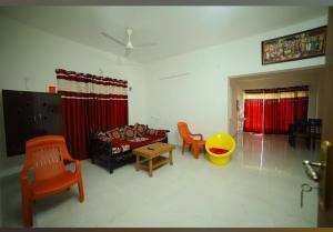 Posezení v ubytování Tirupati SVP Homestay, luxury AC 2BHK flats, free Wifi ,TV, Kitchen, near to Alipiri Fly over & Highway,free AC Cab pickup from Tirupati railway station, Airport