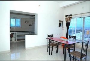 Fotografie z fotogalerie ubytování Tirupati SVP Homestay, luxury AC 2BHK flats, free Wifi ,TV, Kitchen, near to Alipiri Fly over & Highway,free AC Cab pickup from Tirupati railway station, Airport v destinaci Tirupati
