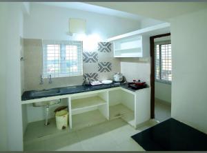 Kuchyň nebo kuchyňský kout v ubytování Tirupati SVP Homestay, luxury AC 2BHK flats, free Wifi ,TV, Kitchen, near to Alipiri Fly over & Highway,free AC Cab pickup from Tirupati railway station, Airport