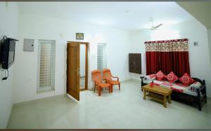 Postel nebo postele na pokoji v ubytování Tirupati SVP Homestay, luxury AC 2BHK flats, free Wifi ,TV, Kitchen, near to Alipiri Fly over & Highway,free AC Cab pickup from Tirupati railway station, Airport
