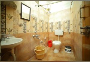 Koupelna v ubytování Tirupati SVP Homestay, luxury AC 2BHK flats, free Wifi ,TV, Kitchen, near to Alipiri Fly over & Highway,free AC Cab pickup from Tirupati railway station, Airport