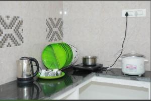 Kuchyň nebo kuchyňský kout v ubytování Tirupati SVP Homestay, luxury AC 2BHK flats, free Wifi ,TV, Kitchen, near to Alipiri Fly over & Highway,free AC Cab pickup from Tirupati railway station, Airport