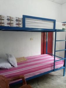 Rúm í herbergi á EECS Transit and Budget Homestay