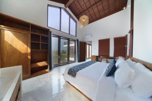 Ένα ή περισσότερα κρεβάτια σε δωμάτιο στο Floro Villa Canggu +144 φωτογραφίες