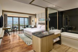 Voodi või voodid majutusasutuse Shenzhen Dameisha Kingkey Palace Hotel toas
