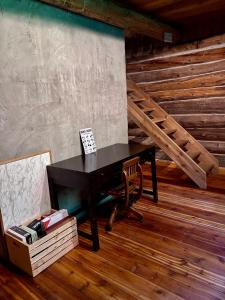 ein Schreibtisch in einem Zimmer mit Holzboden in der Unterkunft John Wayne Cedar Oasis in Cookstown
