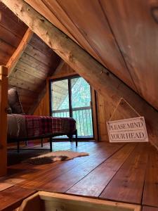 ein Zimmer mit einem Bett und einem Holzboden in der Unterkunft John Wayne Cedar Oasis in Cookstown + 26 Fotos
