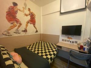 香港にある熊貓旅館のチェッカーベッド1台とデスクが備わるベッドルーム1室が備わります。