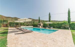 una piscina con dos sillas y sombrillas en Villa Santantonio, en Santa Cristina 23 fotos más