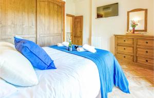 A bed or beds in a room at 3 Bedroom Amazing Home In El Gastor