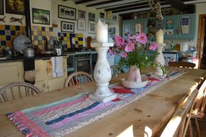 une table en bois avec deux bougies au-dessus dans l'établissement Cotswolds Mine Hill House, à Lower Brailes 26 autres photos