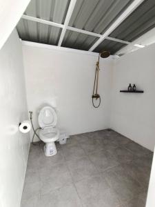 a bathroom with a toilet in a room at Viman keeree doichang วิมานคีรี ดอยช้าง in Ban Huai Khai