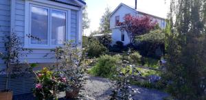 Aed väljaspool majutusasutust Spring Cottage