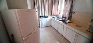 Kuchyň nebo kuchyňský kout v ubytování 4Beds- Beachfront Bungalow + 9 fotografií