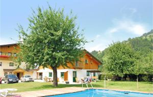 ein Haus mit einem Baum und einem Pool in der Unterkunft Ferienhaus - Westendorf in Westendorf