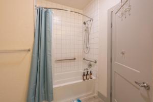 Koupelna v ubytování Riverwalk and Pool view Apt with King bed Infinity Pool Gym Free Parking