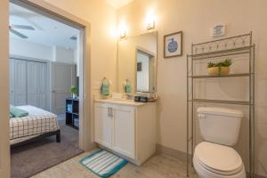 Koupelna v ubytování Riverwalk and Pool view Apt with King bed Infinity Pool Gym Free Parking