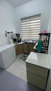 Η κουζίνα ή μικρή κουζίνα στο Oryza Panthera Cottage
