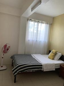 Uma cama ou camas num quarto em Nadi Airport rooms