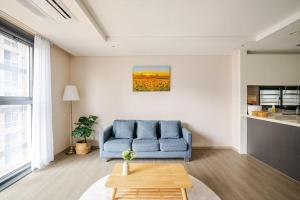 Χώρος καθιστικού στο 10 minutes from the airport, central Jeju Nohyeong-dong, 3 rooms, 4 doule beds, 2 bathrooms