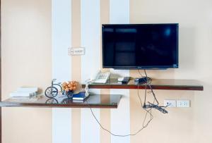 TV a/nebo společenská místnost v ubytování Hotel Juliana by RedDoorz