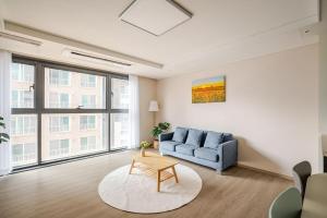 Χώρος καθιστικού στο 10 minutes from the airport, central Jeju Nohyeong-dong, 3 rooms, 4 doule beds, 2 bathrooms