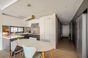 Η κουζίνα ή μικρή κουζίνα στο 10 minutes from the airport, central Jeju Nohyeong-dong, 3 rooms, 4 doule beds, 2 bathrooms