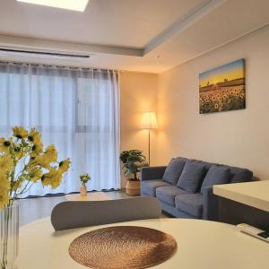Χώρος καθιστικού στο 10 minutes from the airport, central Jeju Nohyeong-dong, 3 rooms, 4 doule beds, 2 bathrooms