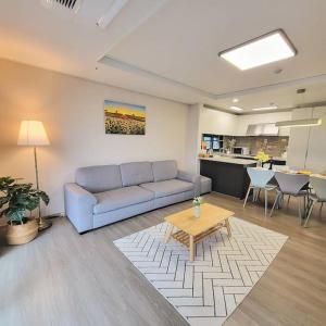 Η κουζίνα ή μικρή κουζίνα στο 10 minutes from the airport, central Jeju Nohyeong-dong, 3 rooms, 4 doule beds, 2 bathrooms