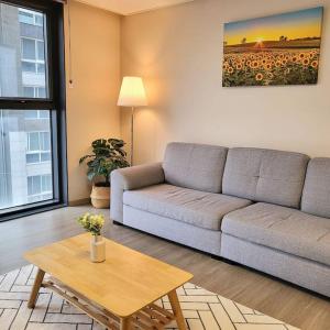 Χώρος καθιστικού στο 10 minutes from the airport, central Jeju Nohyeong-dong, 3 rooms, 4 doule beds, 2 bathrooms