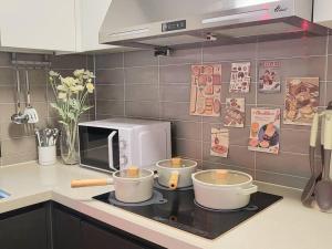Η κουζίνα ή μικρή κουζίνα στο 10 minutes from the airport, central Jeju Nohyeong-dong, 3 rooms, 4 doule beds, 2 bathrooms