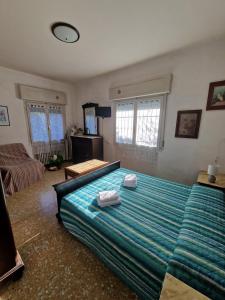 een slaapkamer met een bed met twee handdoeken erop bij Casa rosario e annamaria in Torri del Benaco