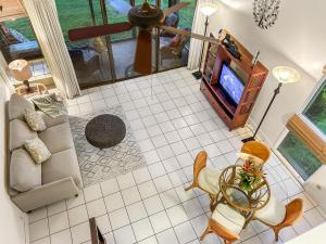 Largest 2 Bdrm, 2 Bath plus Loft, Fully AC Condo的电视和/或娱乐中心