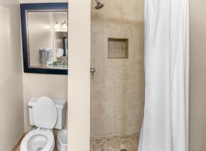 Largest 2 Bdrm, 2 Bath plus Loft, Fully AC Condo的一间浴室