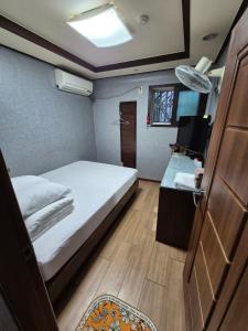 En eller flere senge i et værelse på Joyful Stay