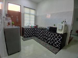 Η κουζίνα ή μικρή κουζίνα στο Homstay Purnama Rusila 3 Bilik tidur
