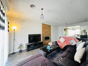 威勒比3 BR villa in Werribee near to Werribee CBD的带沙发和电视的客厅