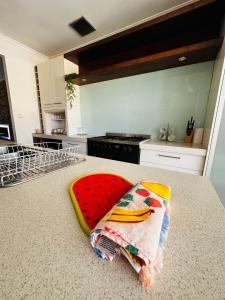 3 BR villa in Werribee near to Werribee CBD的厨房或小厨房