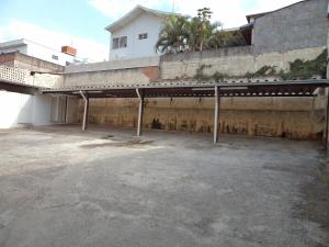 um parque de estacionamento vazio em frente a um edifício em Colina Park Hotel em Piracicaba